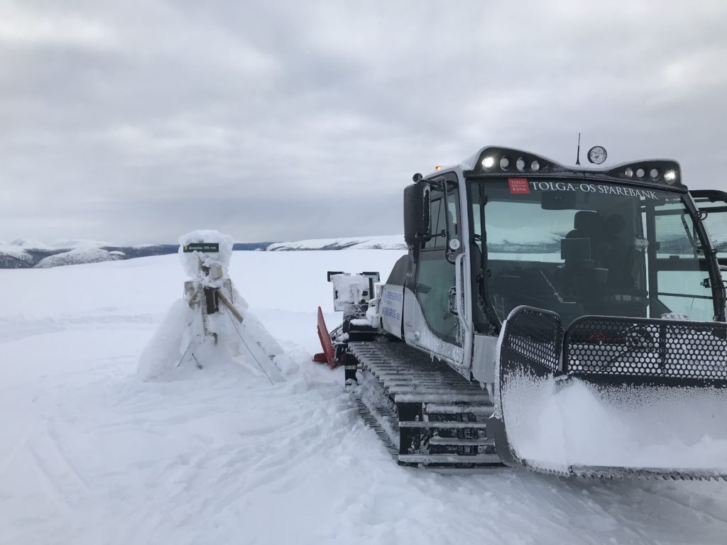 Turlagets løypemaskin ved toppunktet på Finstadhøa.