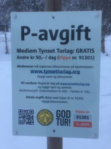 Skilt som viser at turlagets medlemmer parkerer gratis, og at andre må betale kr 50,-.