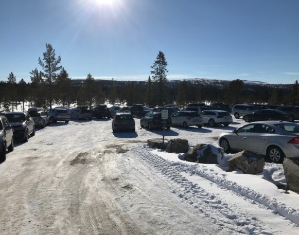 Fra parkeringsplass ved skiløype på Brydalkjølen. Mange biler har parkert. .